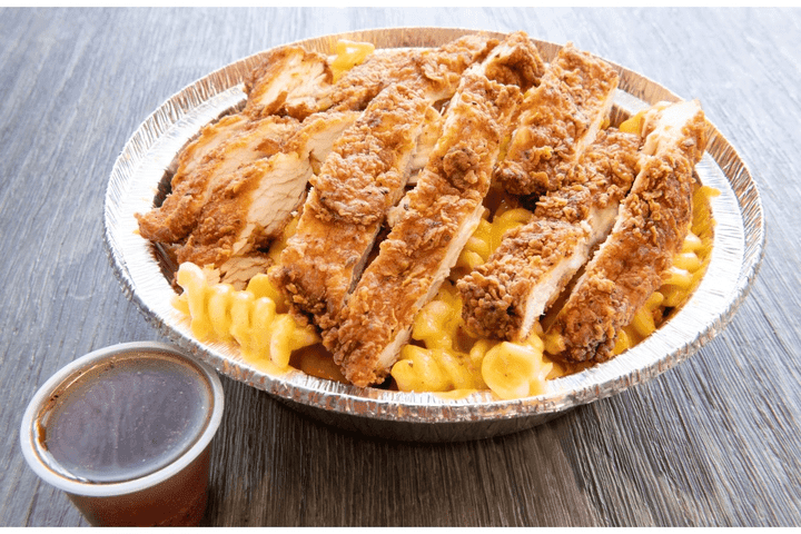 Mac n’ Cheese Topped With Fried Chicken